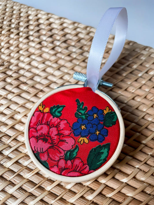 Red Lenço Cross-Stitch Loop Ornament