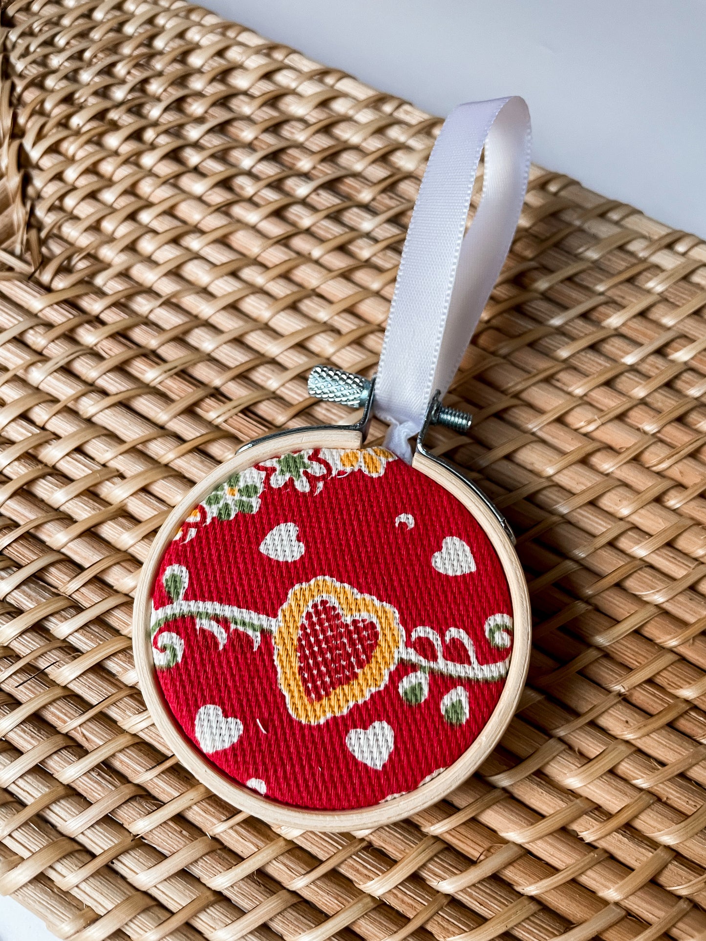 Coração (Heart) Cross-Stitch Loop Ornament